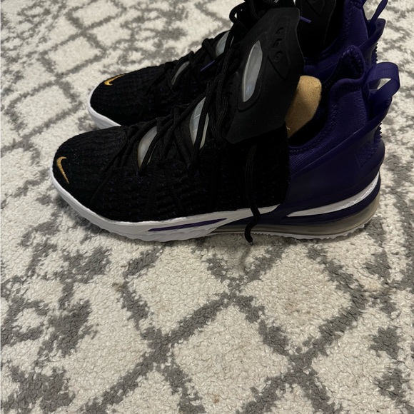 Nike Lebron 16 - Picture 2 of 2